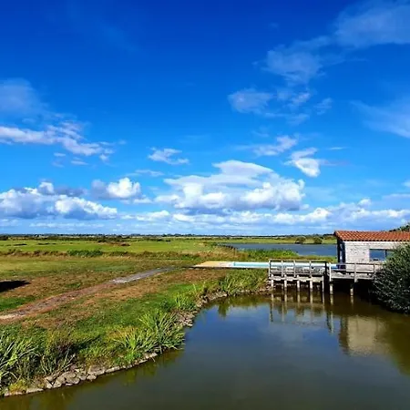 Летний дом Au Coeur Du Marais Breton *